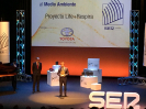 Figura 5.  Jesús Miguel Santamaría recogiendo el premio.  Créditos:  Universidad de Navarra