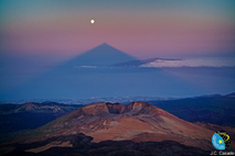 Alineación, casi perfecta, entre la sombra del Teide y la Luna llena 